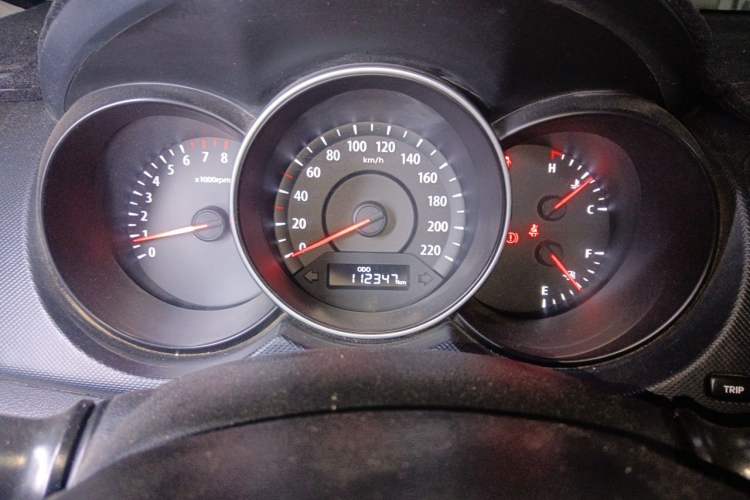 Used Kia Forte 2014 1.6L MT GL Odometer Close Up
