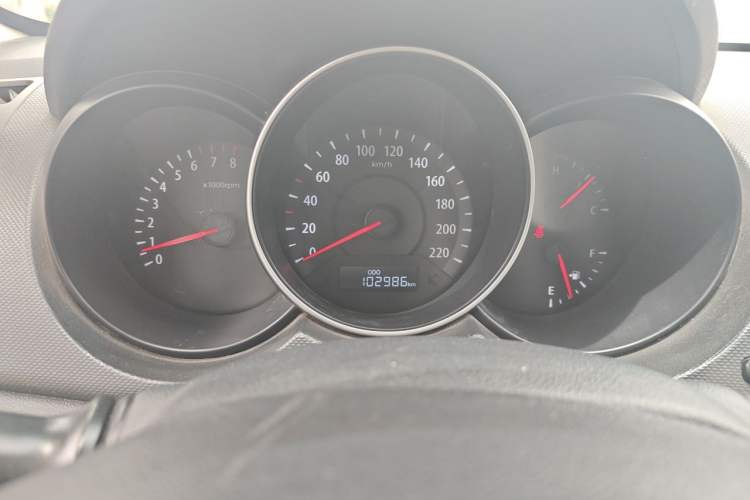 Used Kia Forte 2014 1.6L MT GL Odometer Close Up