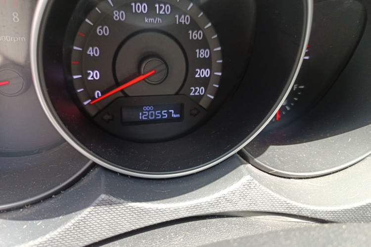 Used Kia Forte 2014 1.6L MT GL Odometer Close Up