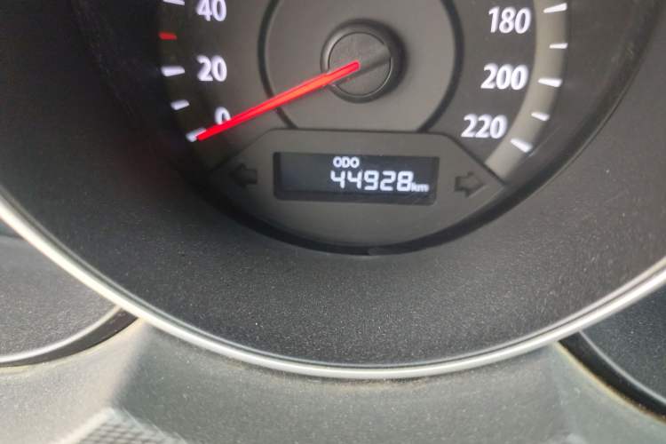 Used Kia Forte 2014 1.6L MT GL Odometer Close Up