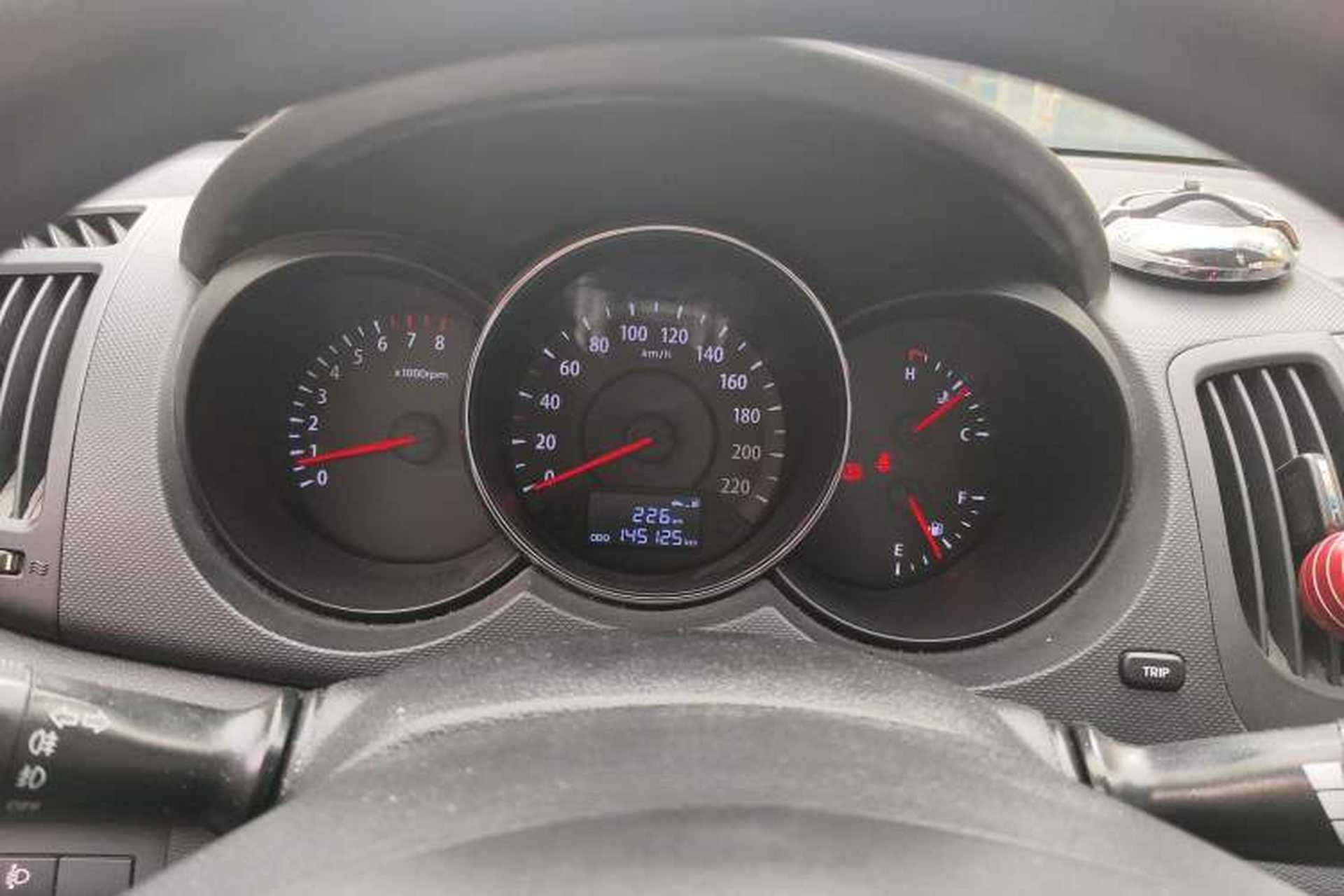 Used Kia Forte 2014 1.6L MT GLS Odometer Close Up