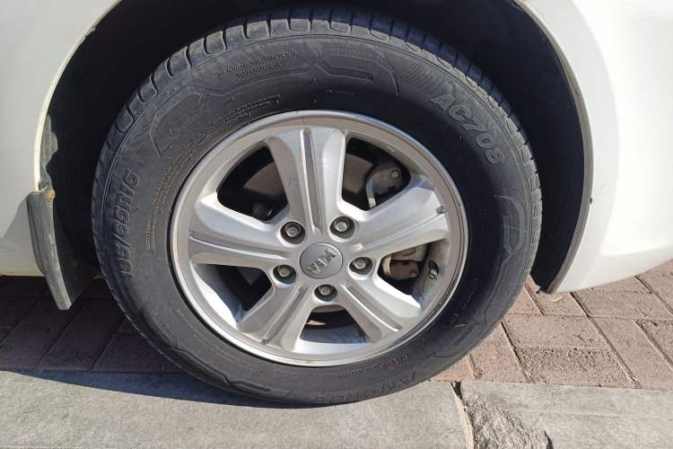 Used Kia Forte 2014 1.6L MT GL Right Front Wheel Hub
