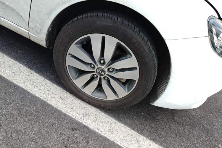 Used Kia Forte 2014 1.6L MT GLS Right Front Wheel Hub