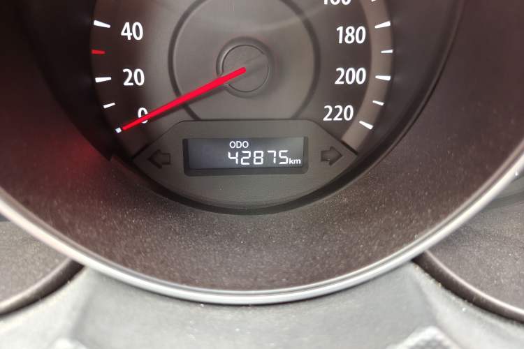Used Kia Forte 2016 1.6L MT GL Odometer Close Up