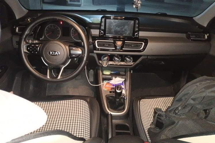 Used Kia Forte 2018 1.6L Manual Value Edition with Sunroof Center Console