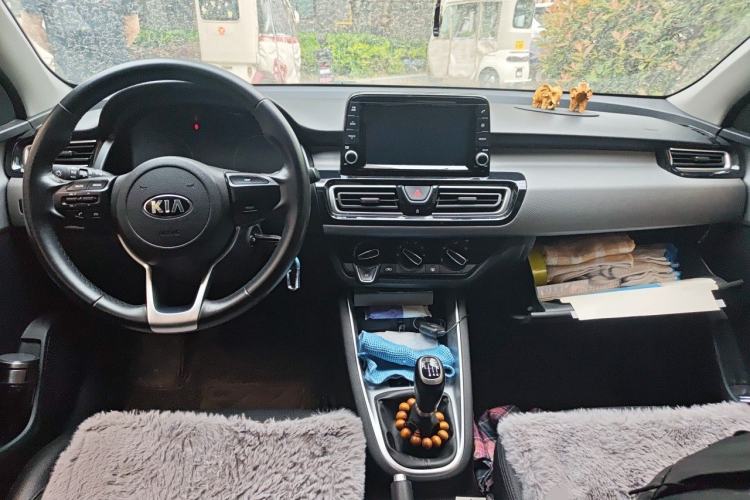 Used Kia Forte 2018 1.6L Manual Value Edition with Sunroof Center Console