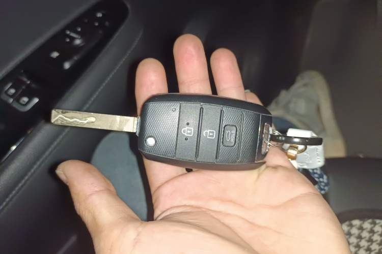 Used Kia Forte 2018 1.6L Manual Value Edition with Sunroof Vehicle Key