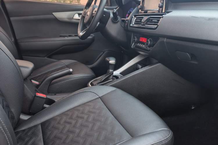 Used Kia Forte 2018 1.6L Automatic Value-Connect Edition with Intelligent Connectivity Interior 6