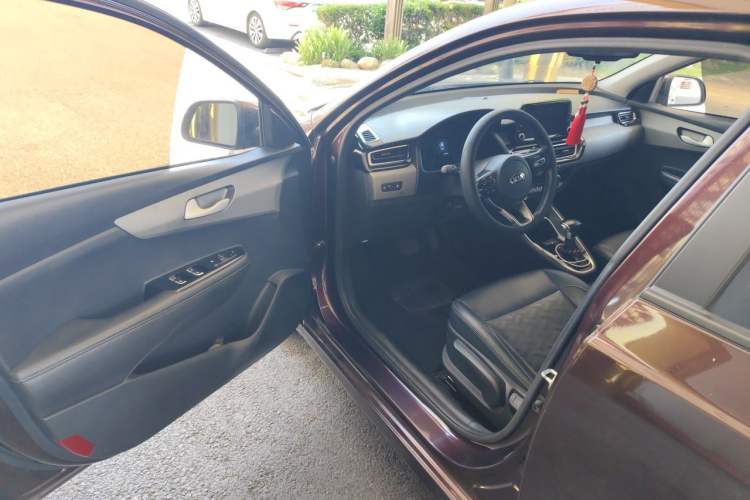 Used Kia Forte 2018 1.6L Automatic Value-Connect Edition with Intelligent Connectivity Driver Seat