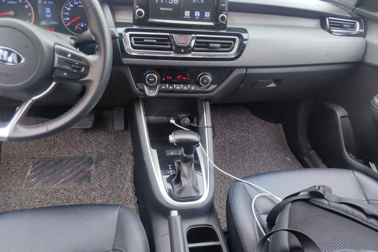 Used Kia Forte 2018 1.6L Automatic Value-Connect Edition with Intelligent Connectivity Gear Lever