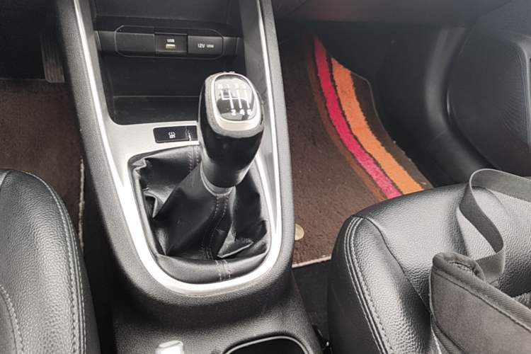 Used Kia Forte 2018 1.6L Manual Value Edition with Sunroof Gear Lever