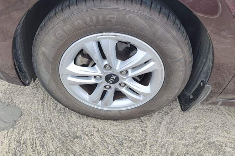 Used Kia Forte 2018 1.6L Manual Value Edition with Sunroof Left Front Wheel Hub