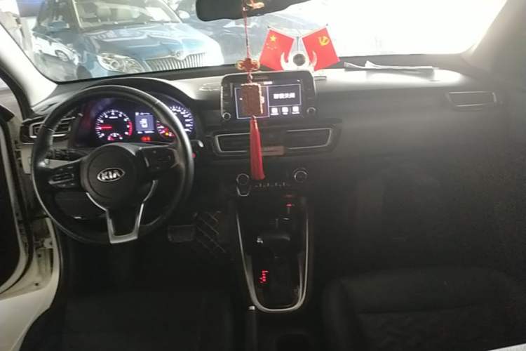Used Kia Forte 2018 1.6L Automatic Value-Connect Edition with Intelligent Connectivity Center Console