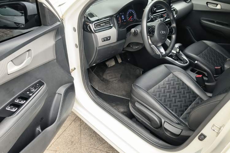 Used Kia Forte 2018 1.6L Automatic Value-Connect Edition with Intelligent Connectivity Driver Seat