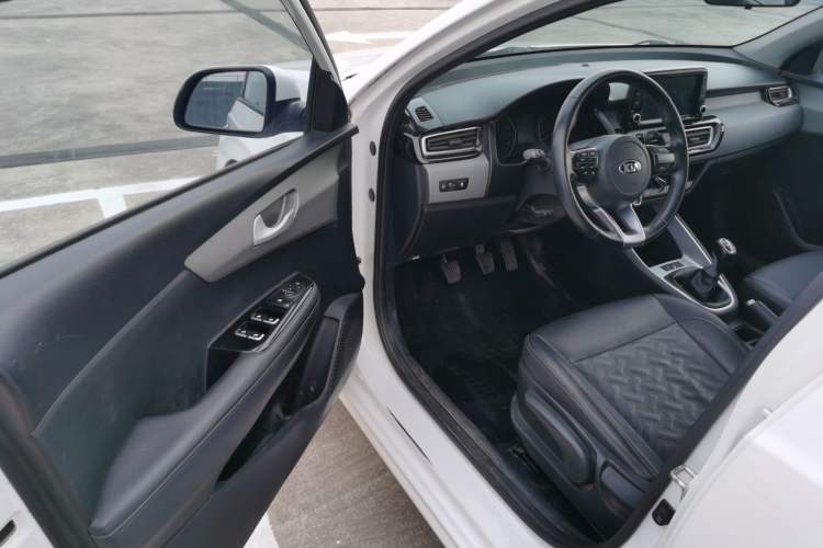 Used Kia Forte 2018 1.6L Manual Value Edition with Sunroof Driver Seat