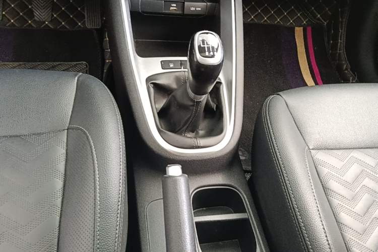 Used Kia Forte 2018 1.6L Manual Value Edition with Sunroof Gear Lever