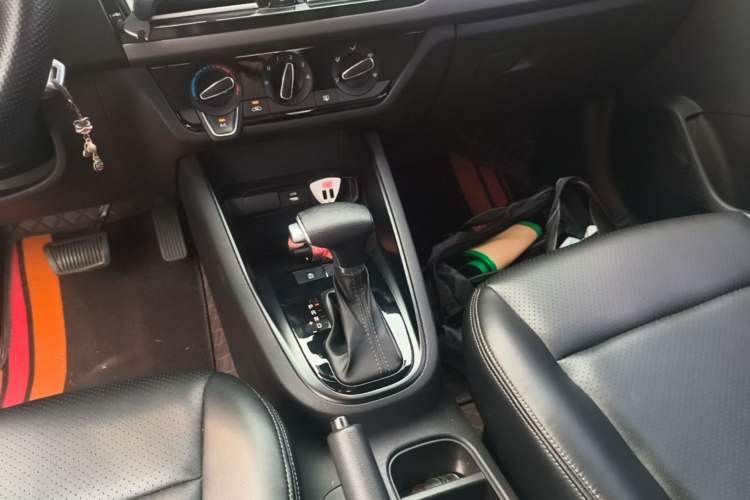 Used Kia Forte 2018 1.6L Automatic Value-Connect Edition with Intelligent Connectivity Gear Lever