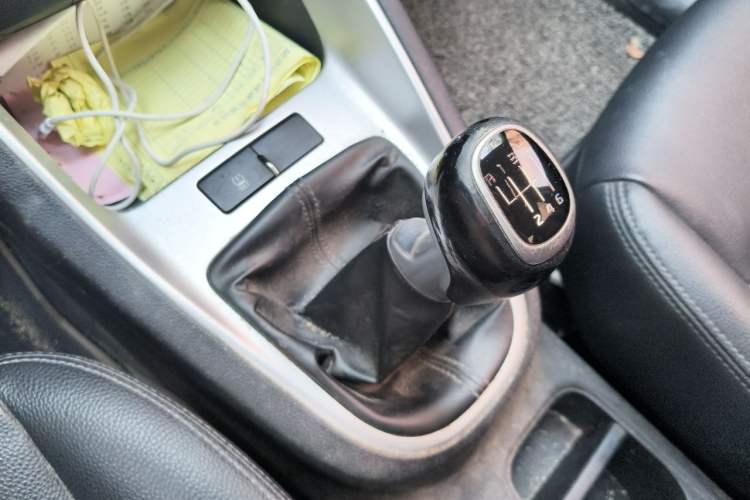 Used Kia Forte 2018 1.6L Manual Value Edition with Sunroof Gear Lever