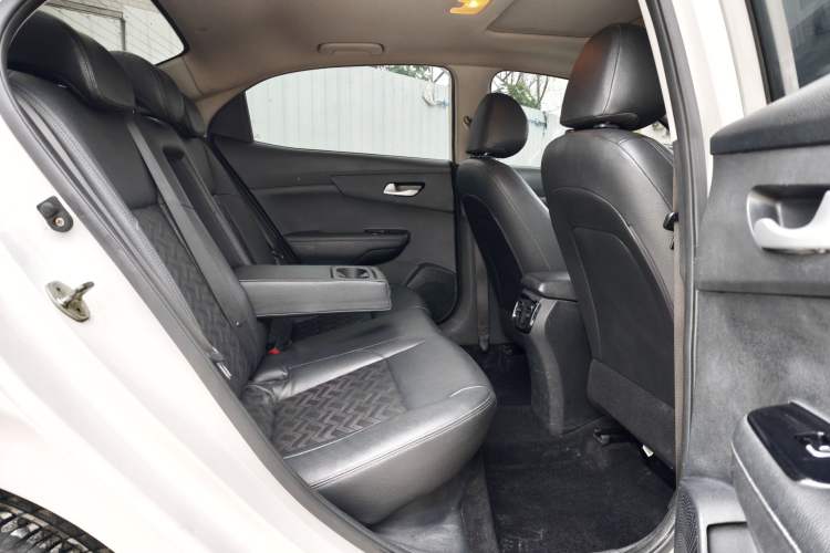Used Kia Forte 2018 1.6L Automatic Value-Connect Edition with Intelligent Connectivity Interior 5