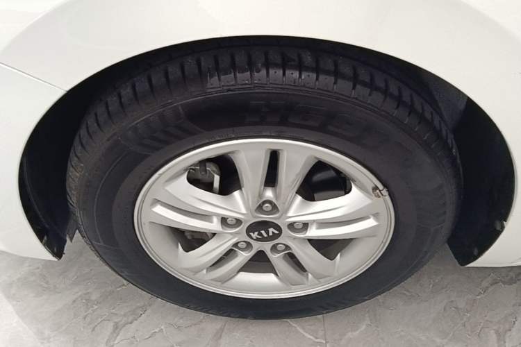Used Kia Forte 2018 1.6L Manual Value Edition with Sunroof Left Front Wheel Hub