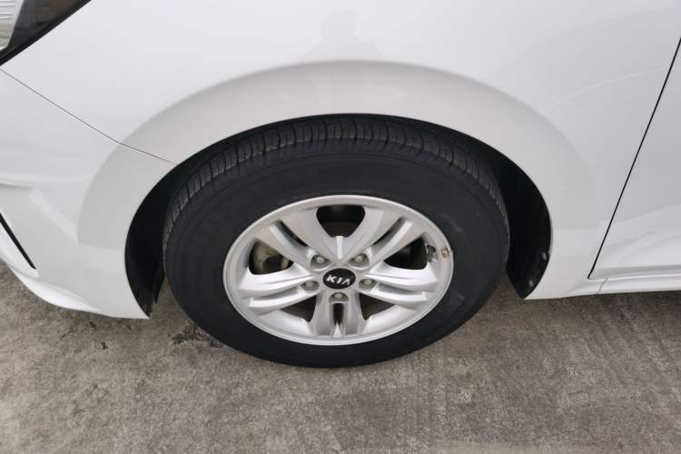 Used Kia Forte 2018 1.6L Manual Value Edition with Sunroof Left Front Wheel Hub