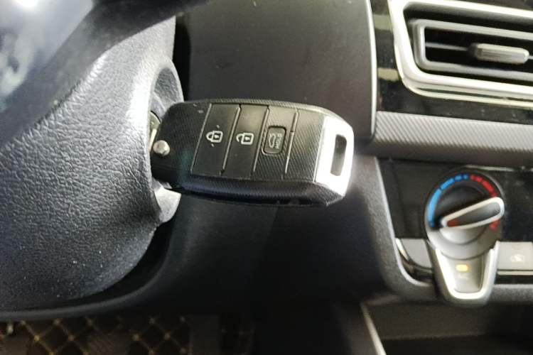 Used Kia Forte 2018 1.6L Manual Value Edition with Sunroof Vehicle Key