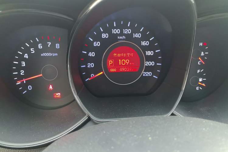 Used Kia K2 2011 Sedan 1.6L Automatic Transmission Premium Odometer Close Up