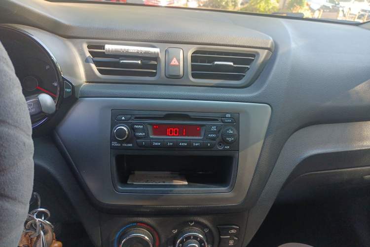 Used Kia K2 2011 Sedan 1.4L Manual Transmission GLS Audio And AC Panel