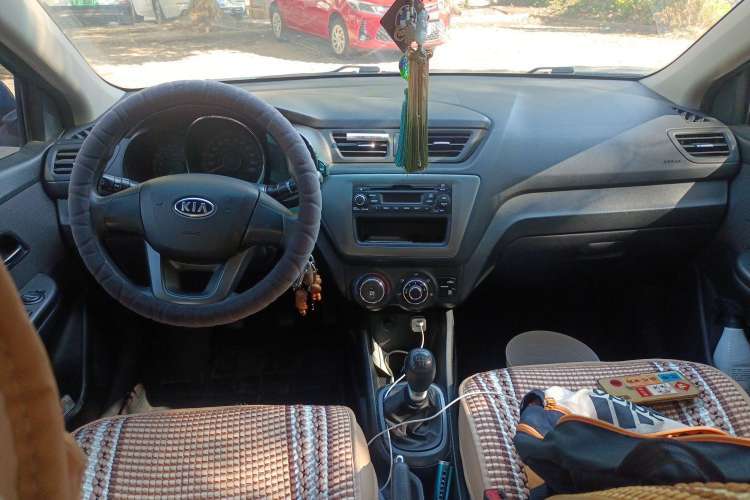 Used Kia K2 2011 Sedan 1.4L Manual Transmission GLS Center Console