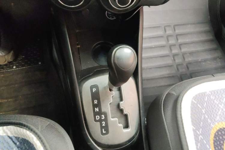 Used Kia K2 2011 Sedan 1.4L Automatic Top-Trim Gear Lever