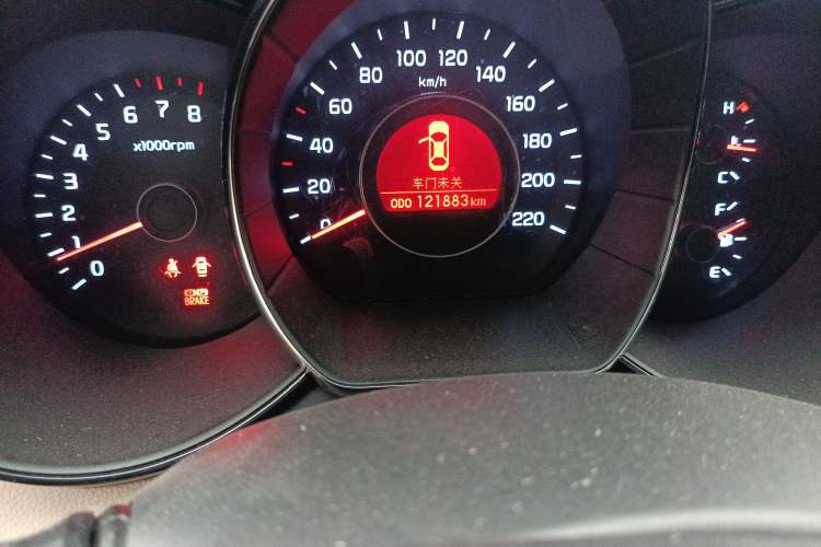 Used Kia K2 2011 Sedan 1.4L MT TOP Odometer Close Up