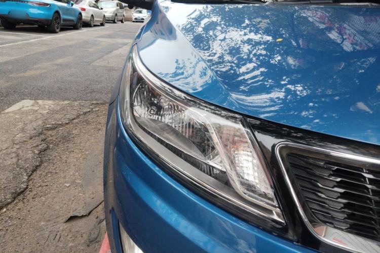 Used Kia K2 2011 Sedan 1.4L Automatic Top-Trim Right Front Headlight