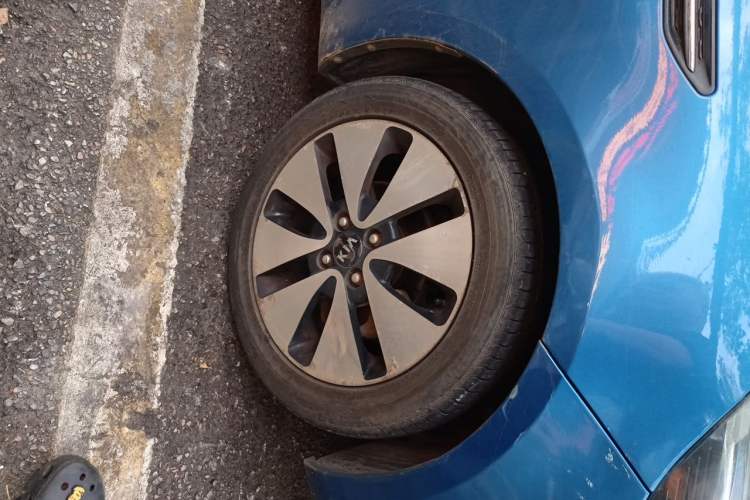 Used Kia K2 2011 Sedan 1.6L Automatic Transmission Premium Right Front Wheel Hub