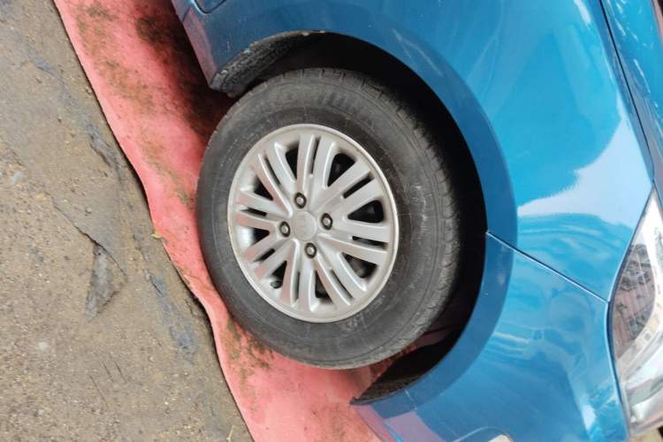 Used Kia K2 2011 Sedan 1.4L Automatic Top-Trim Right Front Wheel Hub