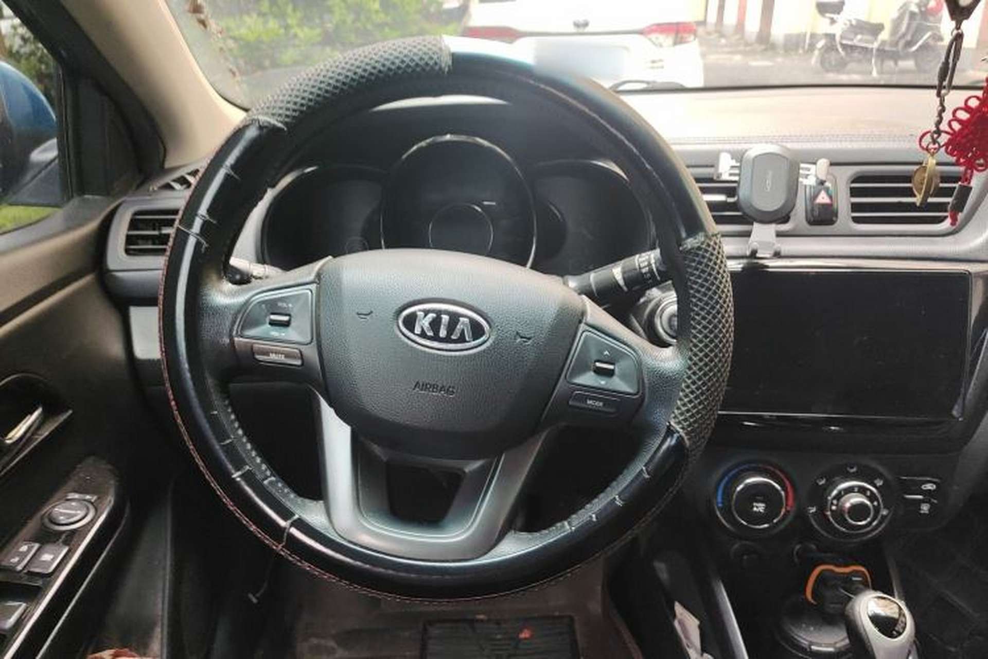 Used Kia K2 2011 Sedan 1.6L Automatic Transmission Premium Steering Wheel