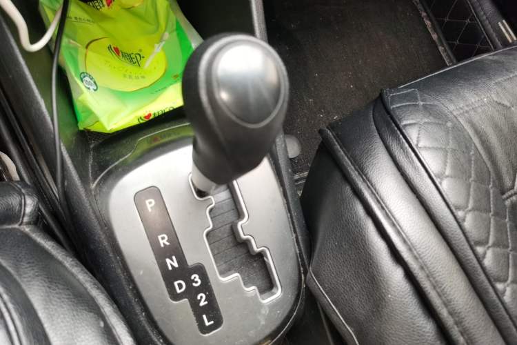 Used Kia K2 2011 Sedan 1.4L Automatic GLS Gear Lever