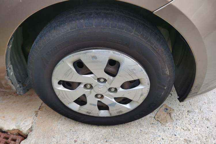 Used Kia K2 2011 Sedan 1.4L Automatic GLS Right Front Wheel Hub