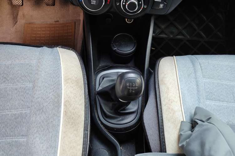Used Kia K2 2011 Sedan 1.4L MT TOP Gear Lever