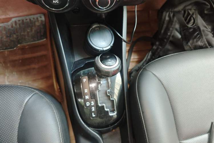 Used Kia K2 2011 Sedan 1.6L Automatic Transmission Premium Gear Lever