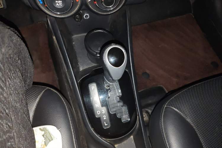 Used Kia K2 2011 Sedan 1.6L Automatic Transmission Premium Gear Lever