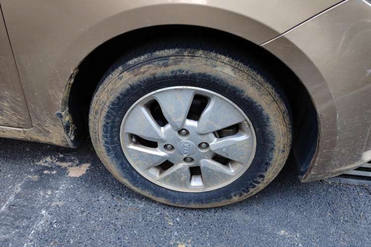 Used Kia K2 2011 Sedan 1.4L MT TOP Left Front Wheel Hub