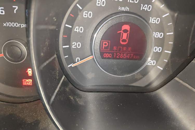 Used Kia K2 2011 Sedan 1.6L Automatic Transmission Premium Odometer Close Up