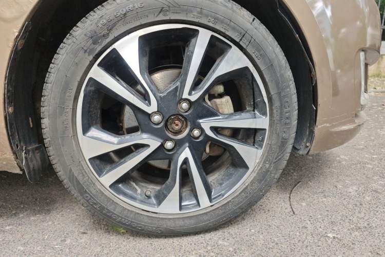 Used Kia K2 2011 Sedan 1.6L Automatic Transmission Premium Right Front Wheel Hub