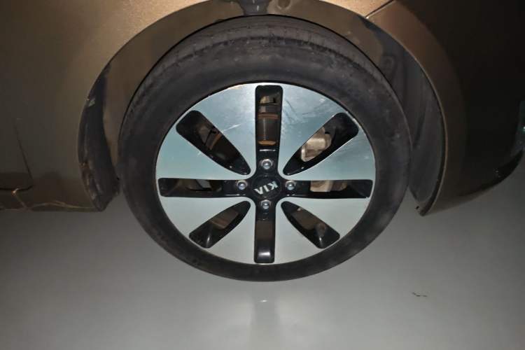 Used Kia K2 2011 Sedan 1.6L Automatic Transmission Premium Right Front Wheel Hub