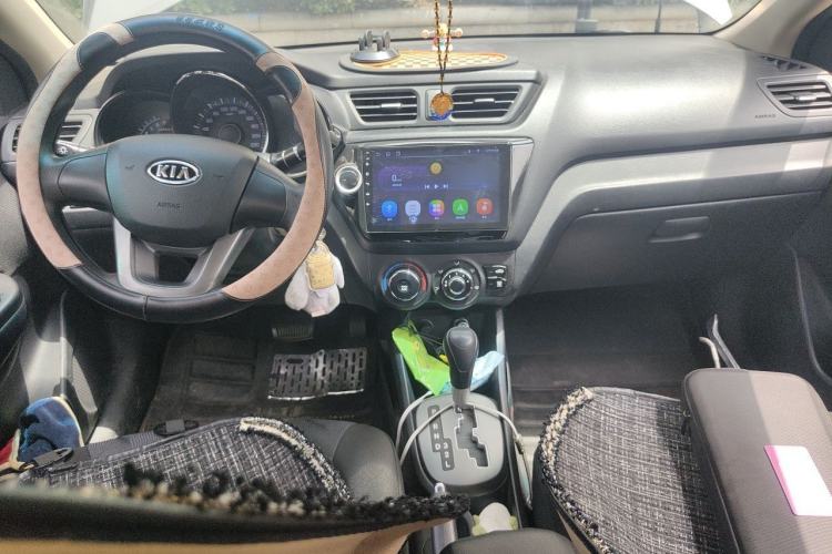 Used Kia K2 2011 Sedan 1.4L Manual Transmission GLS Center Console