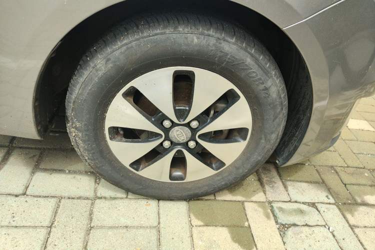 Used Kia K2 2011 Sedan 1.4L Manual Transmission GLS Right Front Wheel Hub