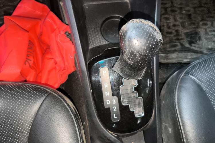 Used Kia K2 2011 Sedan 1.6L Automatic Transmission Premium Gear Lever
