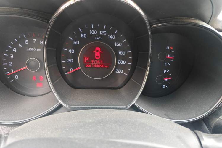 Used Kia K2 2011 Sedan 1.6L Automatic Transmission Premium Odometer Close Up