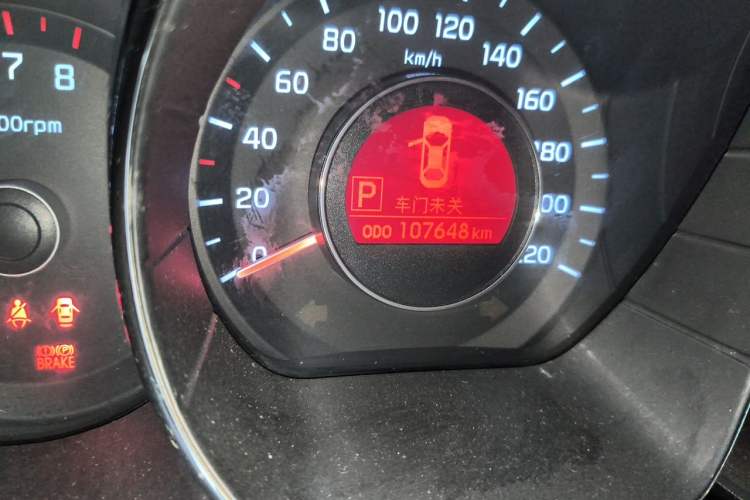 Used Kia K2 2011 Sedan 1.6L Automatic Transmission Premium Odometer Close Up