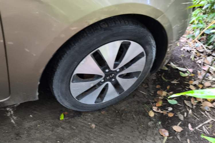 Used Kia K2 2011 Sedan 1.6L Automatic Transmission Premium Right Front Wheel Hub
